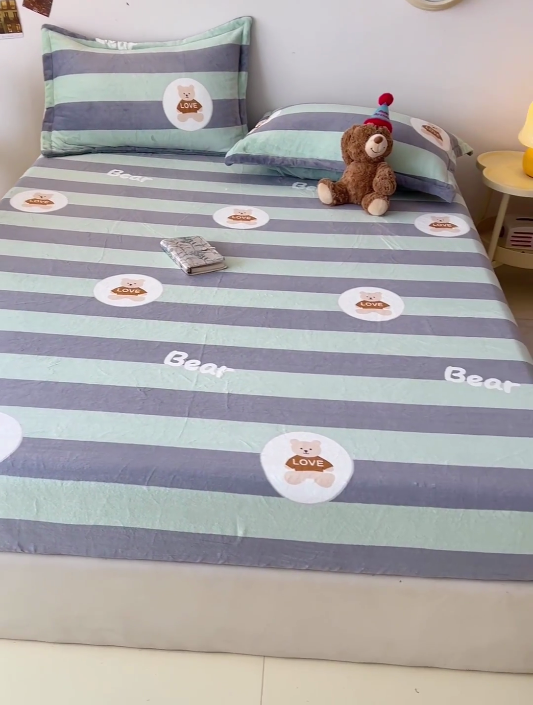 91家纺网 家纺一手货源 找家纺 大柏树 2025新款A类高克重亲肤舒适牛奶绒印花四件套-单床笠可定制 布琪小熊-绿