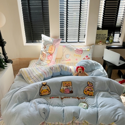 91家纺网 家纺一手货源 找家纺 （总）柚子YOUTH 2024新款牛奶绒四件套-三小只毛巾绣系列