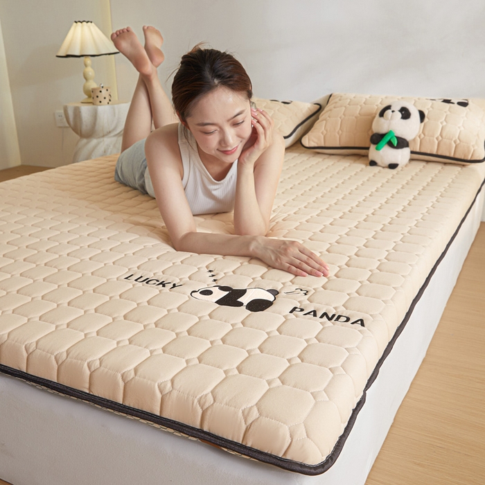 91家纺网 家纺一手货源 找家纺 鑫钰 2024秋冬新款单边乳胶加厚硬质棉家用床垫 单边-趴趴熊猫-香槟金
