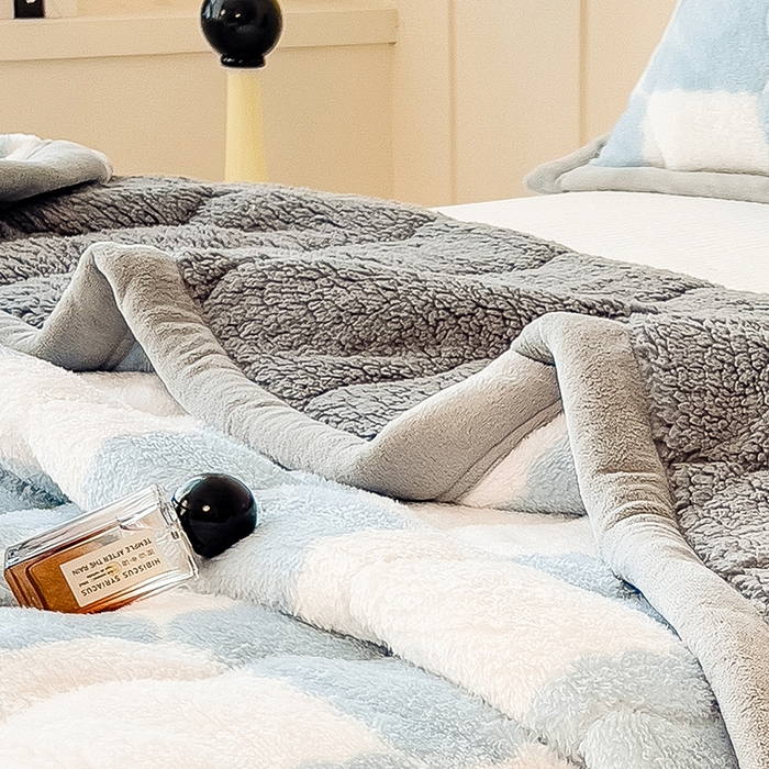 91家纺网 家纺一手货源 找家纺 慕木家纺 2025新款A类北极绒棋盘格三层夹棉双面毛毯 三层夹棉毛毯-棋盘格浅蓝+灰