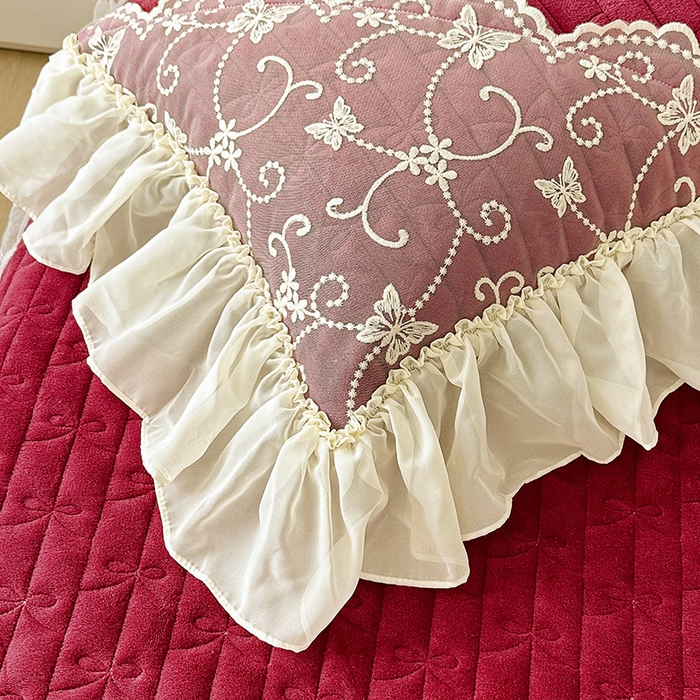 91家纺网 家纺一手货源 找家纺 罗艺轩 2024新款高克重牛奶雪纺边床裙三件套-羽蝶 酒红