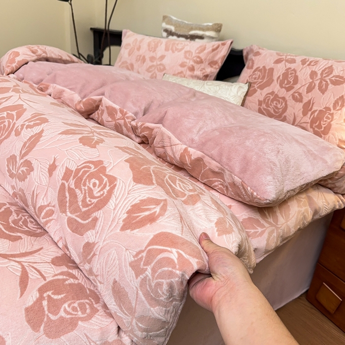 91家纺网 家纺一手货源 找家纺 氧家 2024新款雕花绒四件套 玫瑰花语-粉