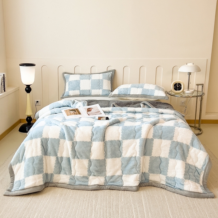 91家纺网 家纺一手货源 找家纺 慕木家纺 2025新款A类北极绒棋盘格三层夹棉双面毛毯 三层夹棉毛毯-棋盘格浅蓝+灰