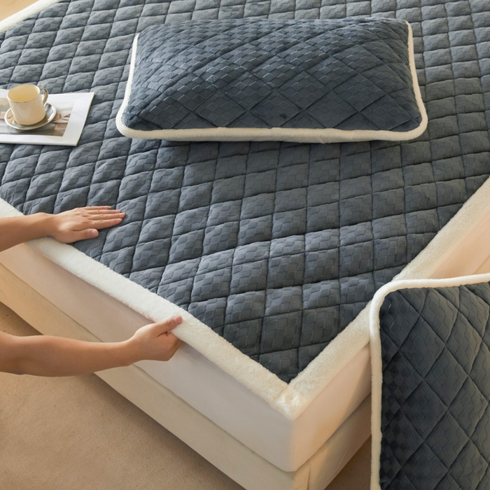 91家纺网 家纺一手货源 找家纺 鑫钰 2024新款菱形格牛奶绒宝宝绒烂花床褥 菱形格-深灰