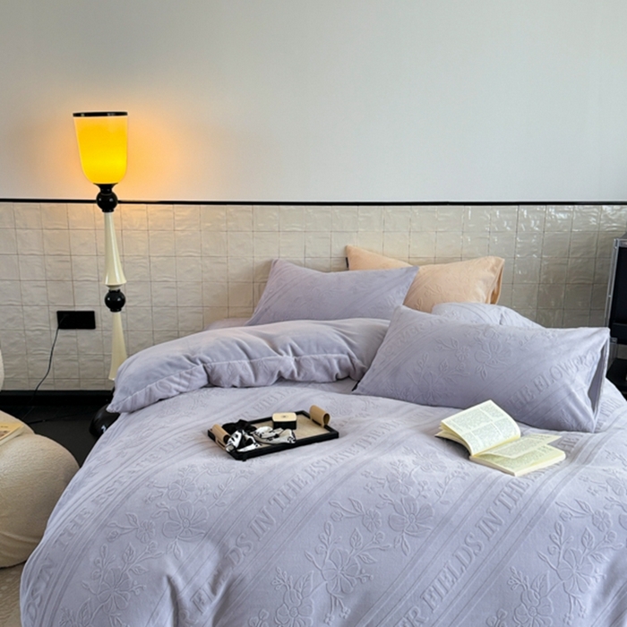 91家纺网 家纺一手货源 找家纺 若未家居 LOVEWE HOUSE 2025新款AB版250克全消光立体雕花烂花牛奶绒四件套-蝶舞 英文花开-浅紫