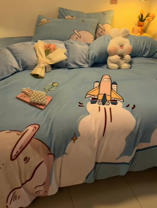 91家纺网 家纺一手货源 找家纺 新方向 2025新款全消光A类儿童牛奶绒四件套-飞行游 飞行游-蓝