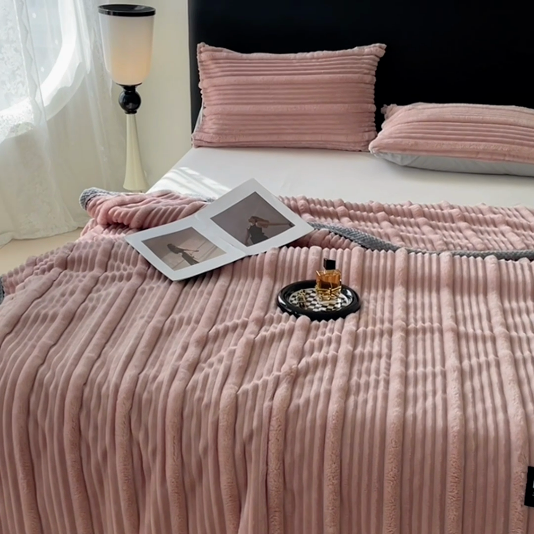 91家纺网 家纺一手货源 找家纺 梦舒羽 2025新款子母条兔毛绒毛毯宿舍牛奶绒小被毯 豆粉