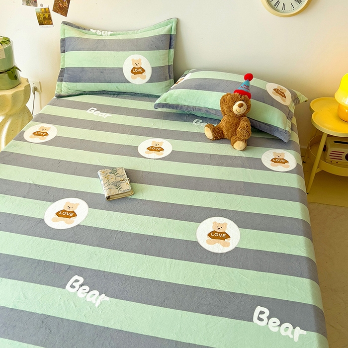 91家纺网 家纺一手货源 找家纺 大柏树 2025新款A类高克重亲肤舒适牛奶绒印花四件套-单床笠可定制 布琪小熊-绿