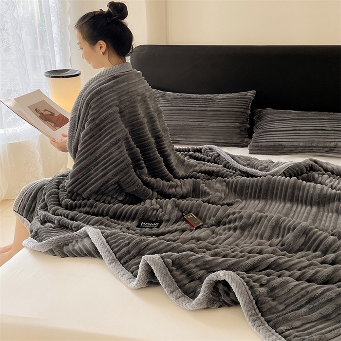 91家纺网 家纺一手货源 找家纺 梦舒羽 2025新款子母条兔毛绒毛毯宿舍牛奶绒小被毯 深灰