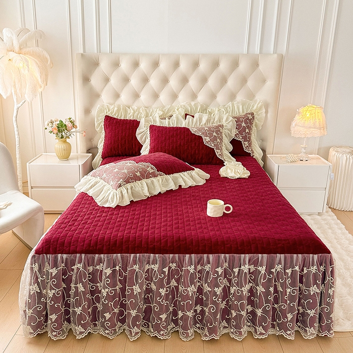 91家纺网 家纺一手货源 找家纺 罗艺轩 2024新款高克重牛奶雪纺边床裙三件套-羽蝶 酒红