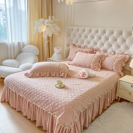 91家纺网 家纺一手货源 找家纺 （总）瑞宝 2025新款牛奶绒花边刺绣三件套--爱梦妮（控价+30）