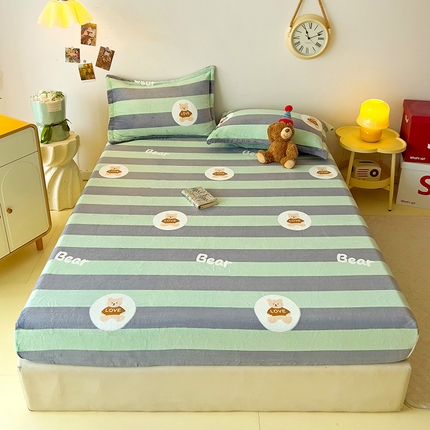 91家纺网 家纺一手货源 找家纺 大柏树 2025新款A类高克重亲肤舒适牛奶绒印花四件套-单床笠可定制 布琪小熊-绿