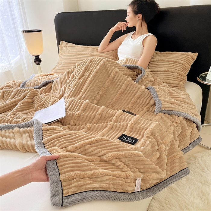 91家纺网 家纺一手货源 找家纺 梦舒羽 2025新款子母条兔毛绒毛毯宿舍牛奶绒小被毯 卡其色