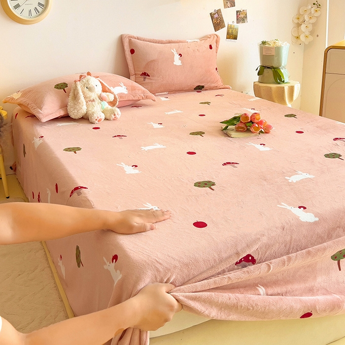 91家纺网 家纺一手货源 找家纺 大柏树 2025新款A类高克重亲肤舒适牛奶绒印花四件套-单床单可定制 蘑菇屋