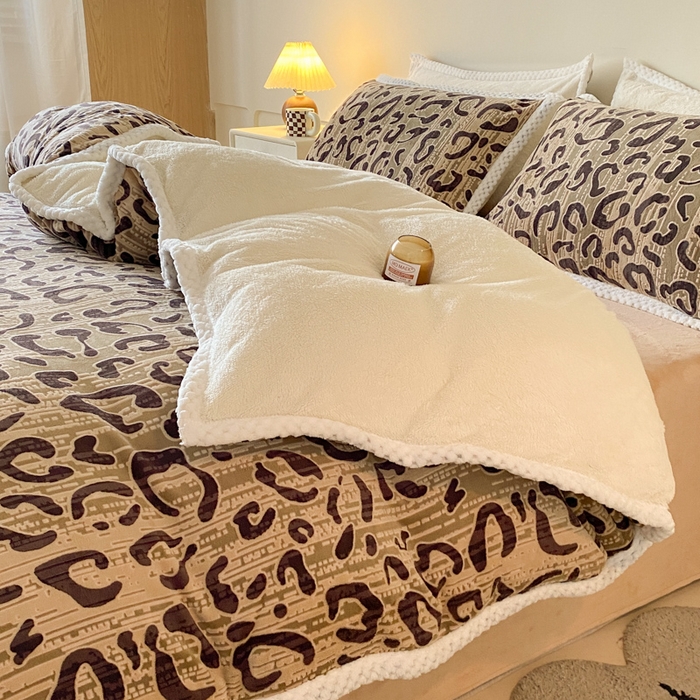 91家纺网 家纺一手货源 找家纺 2024新款简约包边全消光雕花牛奶绒兔兔绒四件套雕花包边绒-维密咖