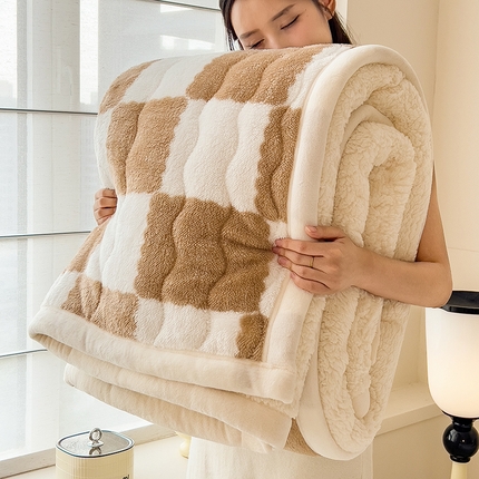 91家纺网 家纺一手货源 找家纺 慕木家纺 2025新款A类北极绒棋盘格三层夹棉双面毛毯 三层夹棉毛毯-棋盘格奶油咖+白