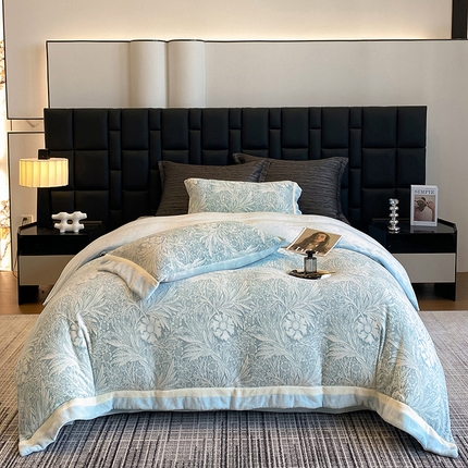 91家纺网 家纺一手货源 找家纺 若未家居 LOVEWE HOUSE 2025秋冬浪漫双拼角立体着色双色雕花全消光数码印花牛奶绒色烂四件套 浅岚 轻奢蓝