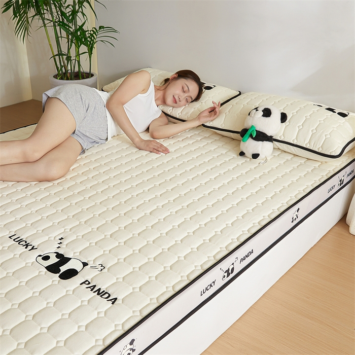 91家纺网 家纺一手货源 找家纺 鑫钰 2024秋冬新款立体乳胶加厚海绵床垫 立体边-趴趴熊猫-玉石白-