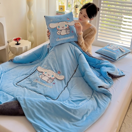 91家纺网 家纺一手货源 找家纺 铭宣家居 2024新款正版三丽鸥授权加厚AB版婴儿绒和北极绒贴布绣刺绣抱枕被 大耳狗