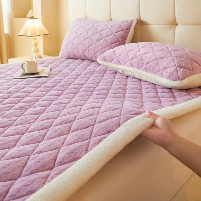 91家纺网 家纺一手货源 找家纺 鑫钰 2024新款菱形格牛奶绒宝宝绒烂花床褥 菱形格-浅紫