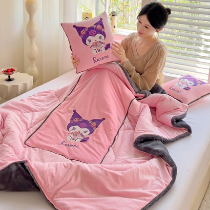 91家纺网 家纺一手货源 找家纺 铭宣家居 2024新款正版三丽鸥授权加厚AB版婴儿绒和北极绒贴布绣刺绣抱枕被 酷洛米