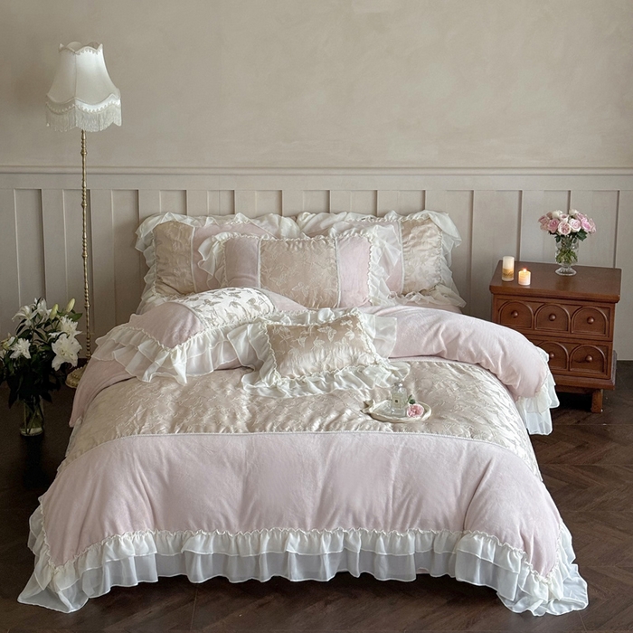 91家纺网 家纺一手货源 找家纺 凯儿家纺 2024新款全消光牛奶绒法式公主风花边工艺款四件套 少女的祈祷-粉