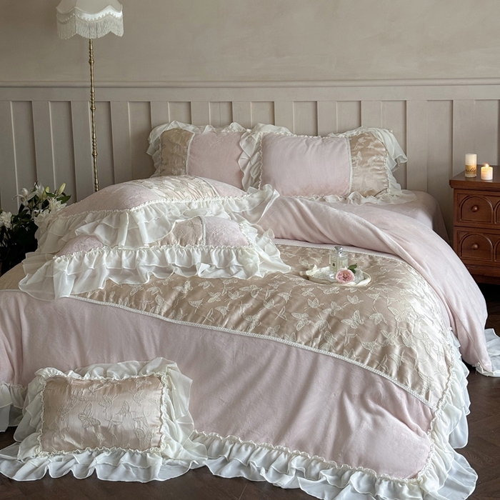 91家纺网 家纺一手货源 找家纺 凯儿家纺 2024新款全消光牛奶绒法式公主风花边工艺款四件套 少女的祈祷-粉