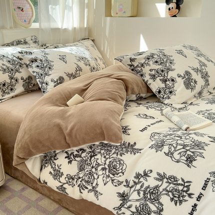 91家纺网 家纺一手货源 找家纺 花伞 2024新款加厚牛奶绒保暖四件套 赫本白