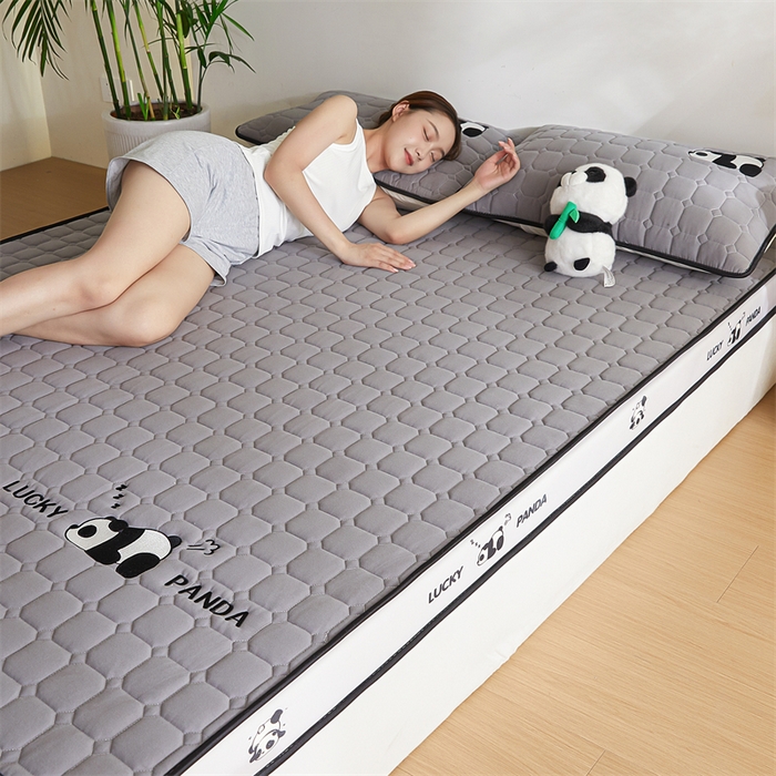 91家纺网 家纺一手货源 找家纺 鑫钰 2024秋冬新款立体乳胶加厚海绵床垫 立体边-趴趴熊猫-相思灰-