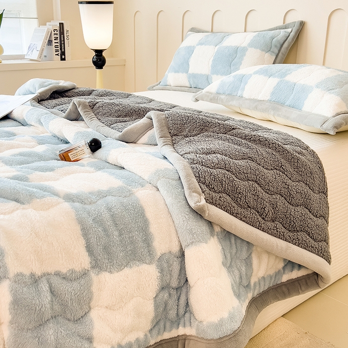 91家纺网 家纺一手货源 找家纺 慕木家纺 2025新款A类北极绒棋盘格三层夹棉双面毛毯 三层夹棉毛毯-棋盘格浅蓝+灰