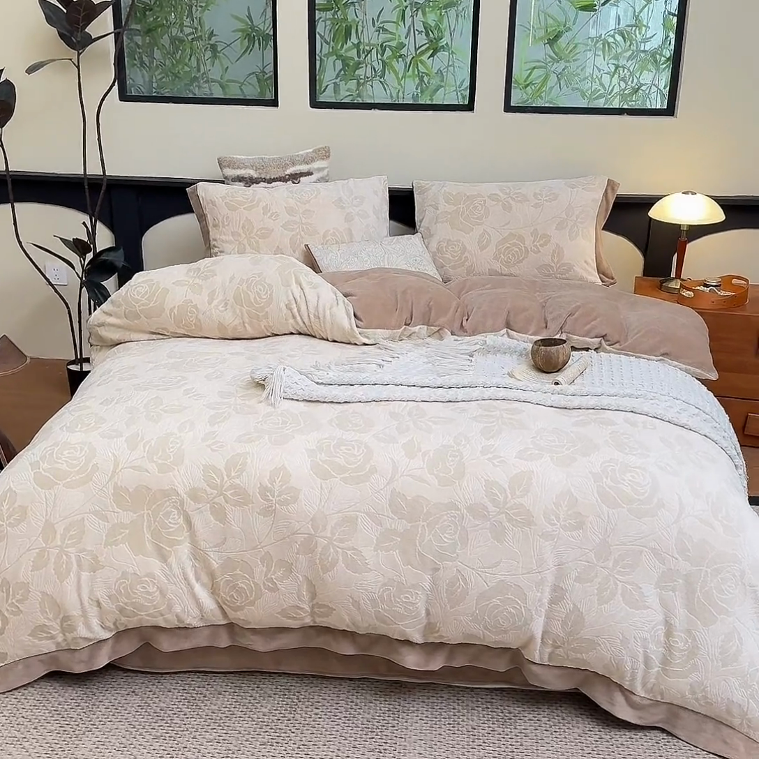 91家纺网 家纺一手货源 找家纺 氧家 2024新款雕花绒四件套 玫瑰花语-咖