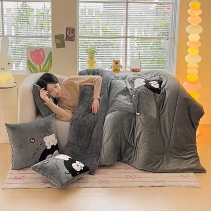 91家纺网 家纺一手货源 找家纺 铭宣家居 2024新款加厚AB版婴儿绒和北极绒贴布绣刺绣抱枕被-可爱煤球 可爱煤球-灰色
