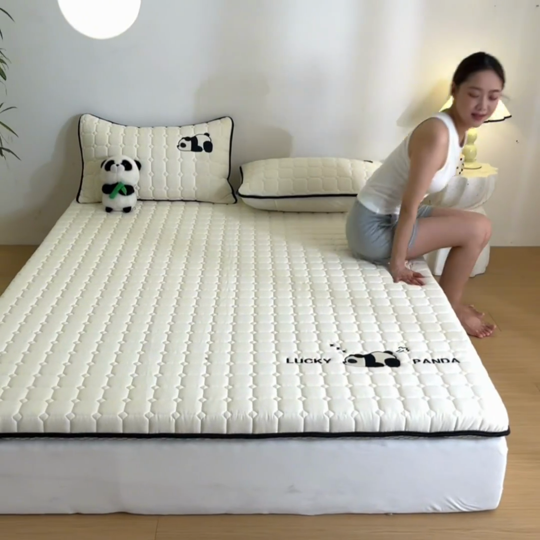 91家纺网 家纺一手货源 找家纺 鑫钰 2024秋冬新款单边乳胶加厚硬质棉家用床垫 单边-趴趴熊猫-玉石白