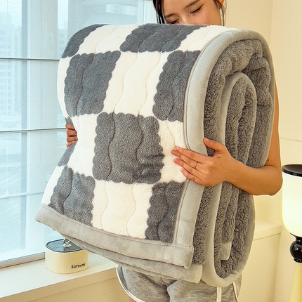 91家纺网 家纺一手货源 找家纺 慕木家纺 2025新款A类北极绒棋盘格三层夹棉双面毛毯 三层夹棉毛毯-棋盘格绅士灰+灰