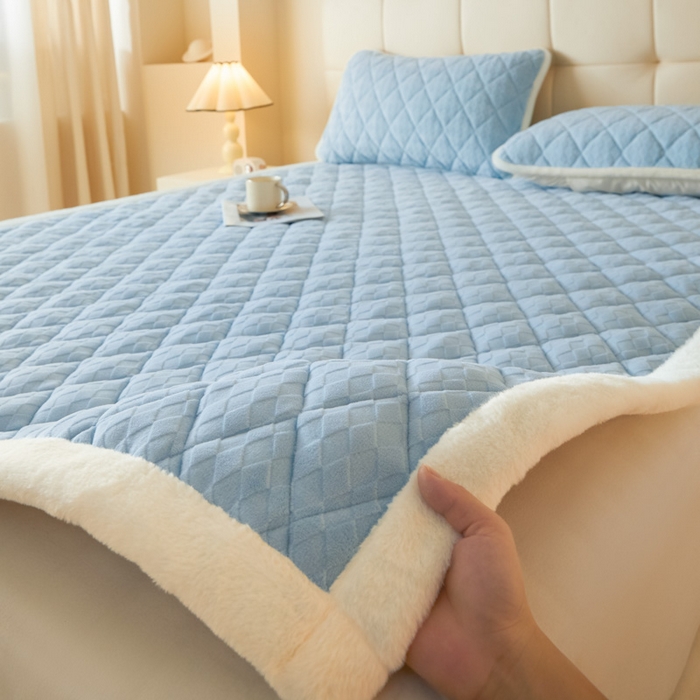 91家纺网 家纺一手货源 找家纺 鑫钰 2024新款菱形格牛奶绒宝宝绒烂花床褥 菱形格-天蓝