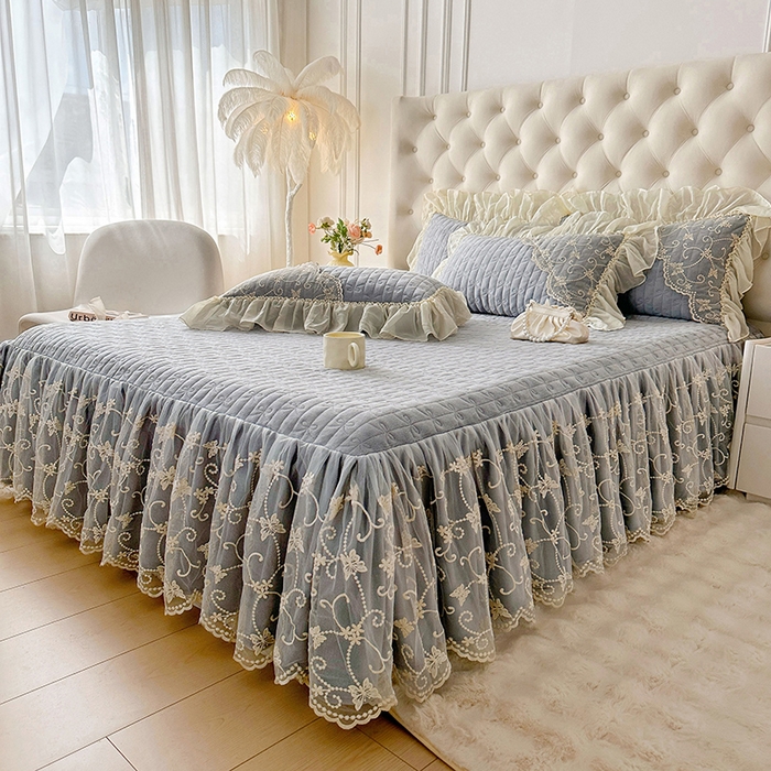 91家纺网 家纺一手货源 找家纺 罗艺轩 2024新款高克重牛奶雪纺边床裙三件套-羽蝶 高级灰