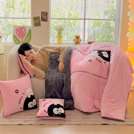 91家纺网 家纺一手货源 找家纺 铭宣家居 2024新款加厚AB版婴儿绒和北极绒贴布绣刺绣抱枕被-可爱煤球 可爱煤球-粉色