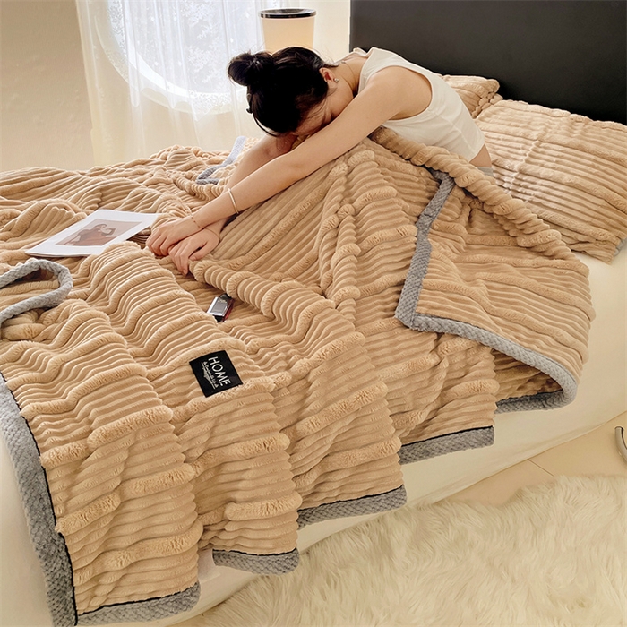 91家纺网 家纺一手货源 找家纺 梦舒羽 2025新款子母条兔毛绒毛毯宿舍牛奶绒小被毯 卡其色