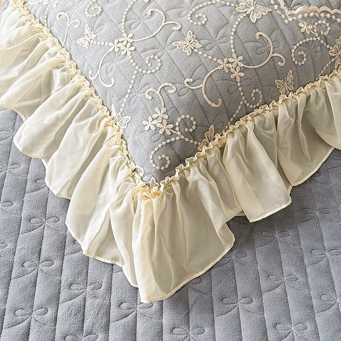 91家纺网 家纺一手货源 找家纺 罗艺轩 2024新款高克重牛奶雪纺边床裙三件套-羽蝶 高级灰