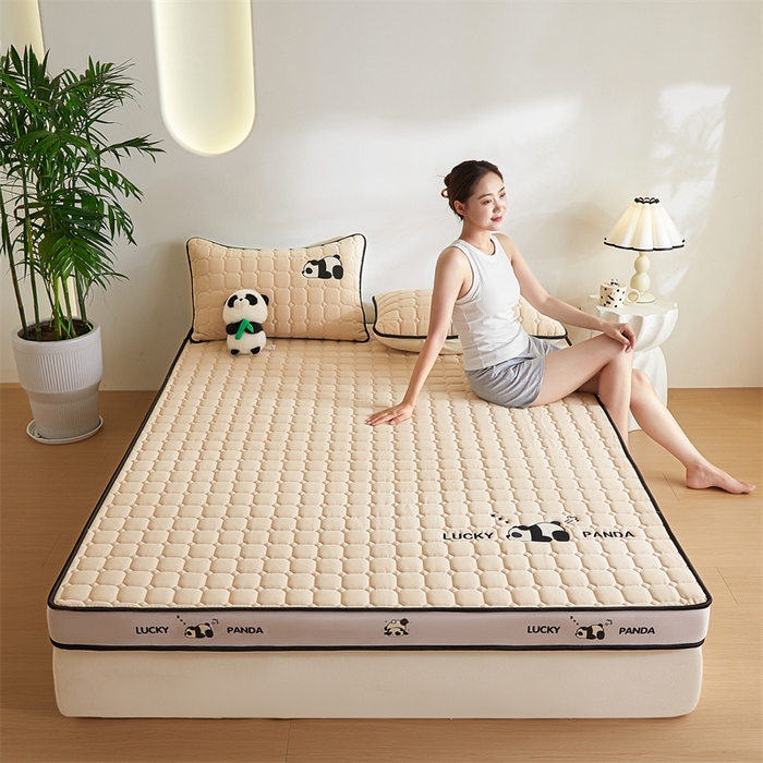 91家纺网 家纺一手货源 找家纺 鑫钰 2024秋冬新款立体乳胶加厚海绵床垫 立体边-趴趴熊猫-香槟金-