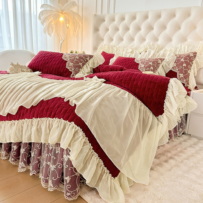 91家纺网 家纺一手货源 找家纺 罗艺轩 2024新款高克重牛奶雪纺边床裙四件套-羽蝶 酒红