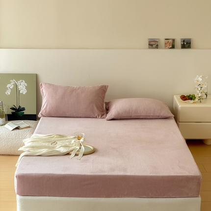 91家纺网 家纺一手货源 找家纺 三味舒屋 2025新款条纹牛奶绒床笠三件套 绅士粉