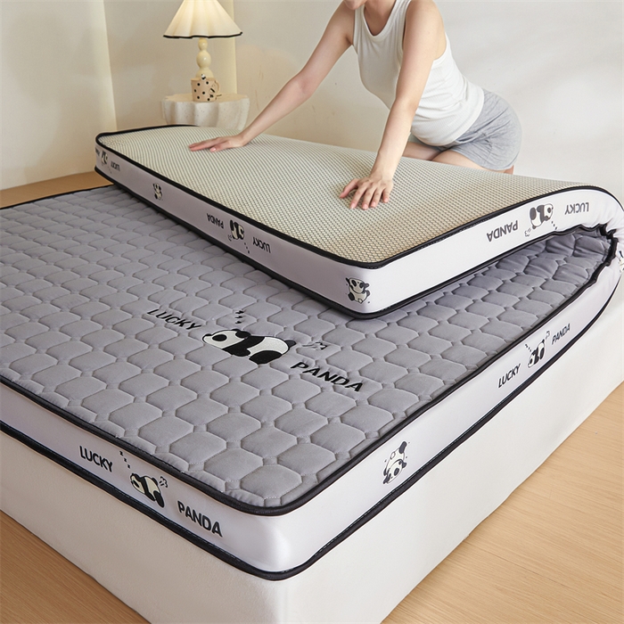 91家纺网 家纺一手货源 找家纺 鑫钰 2024秋冬新款立体乳胶加厚海绵床垫 立体边-趴趴熊猫-相思灰-