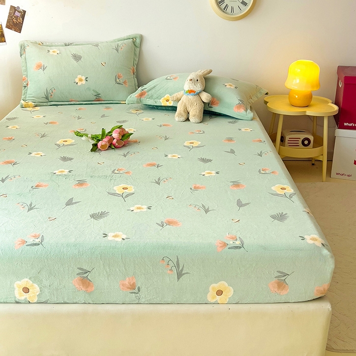 91家纺网 家纺一手货源 找家纺 大柏树 2025新款A类高克重亲肤舒适牛奶绒印花四件套-单床笠可定制 春意浓-绿