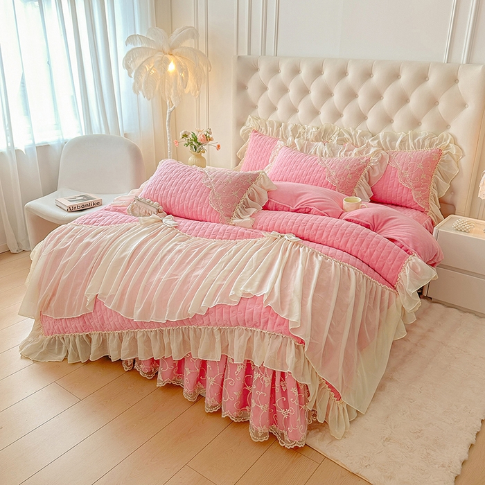 91家纺网 家纺一手货源 找家纺 罗艺轩 2024新款高克重牛奶雪纺边床裙四件套-羽蝶 少女粉