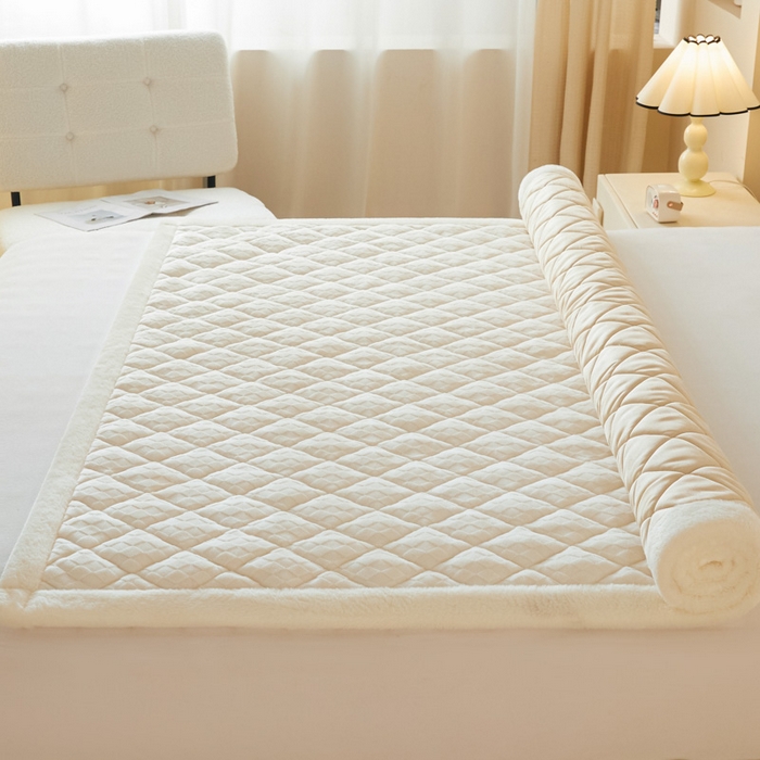 91家纺网 家纺一手货源 找家纺 鑫钰 2024新款菱形格牛奶绒宝宝绒烂花床褥 菱形格-雅白