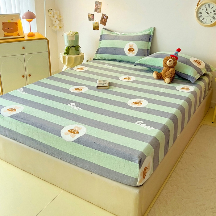 91家纺网 家纺一手货源 找家纺 大柏树 2025新款A类高克重亲肤舒适牛奶绒印花四件套-单床笠可定制 布琪小熊-绿