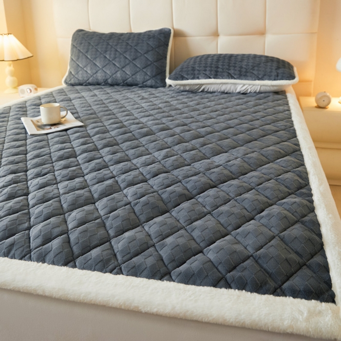 91家纺网 家纺一手货源 找家纺 鑫钰 2024新款菱形格牛奶绒宝宝绒烂花床褥 菱形格-深灰