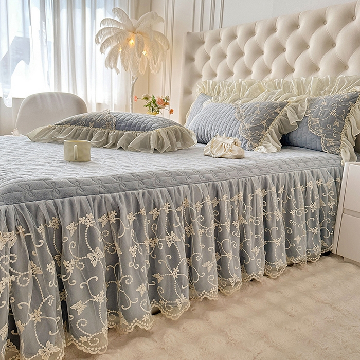 91家纺网 家纺一手货源 找家纺 罗艺轩 2024新款高克重牛奶雪纺边床裙三件套-羽蝶 高级灰