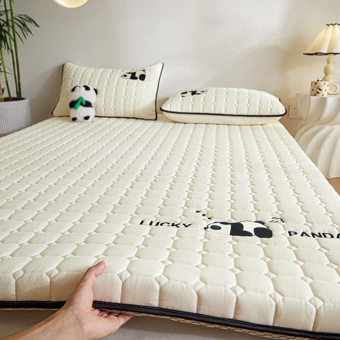91家纺网 家纺一手货源 找家纺 鑫钰 2024秋冬新款单边乳胶加厚硬质棉家用床垫 单边-趴趴熊猫-玉石白